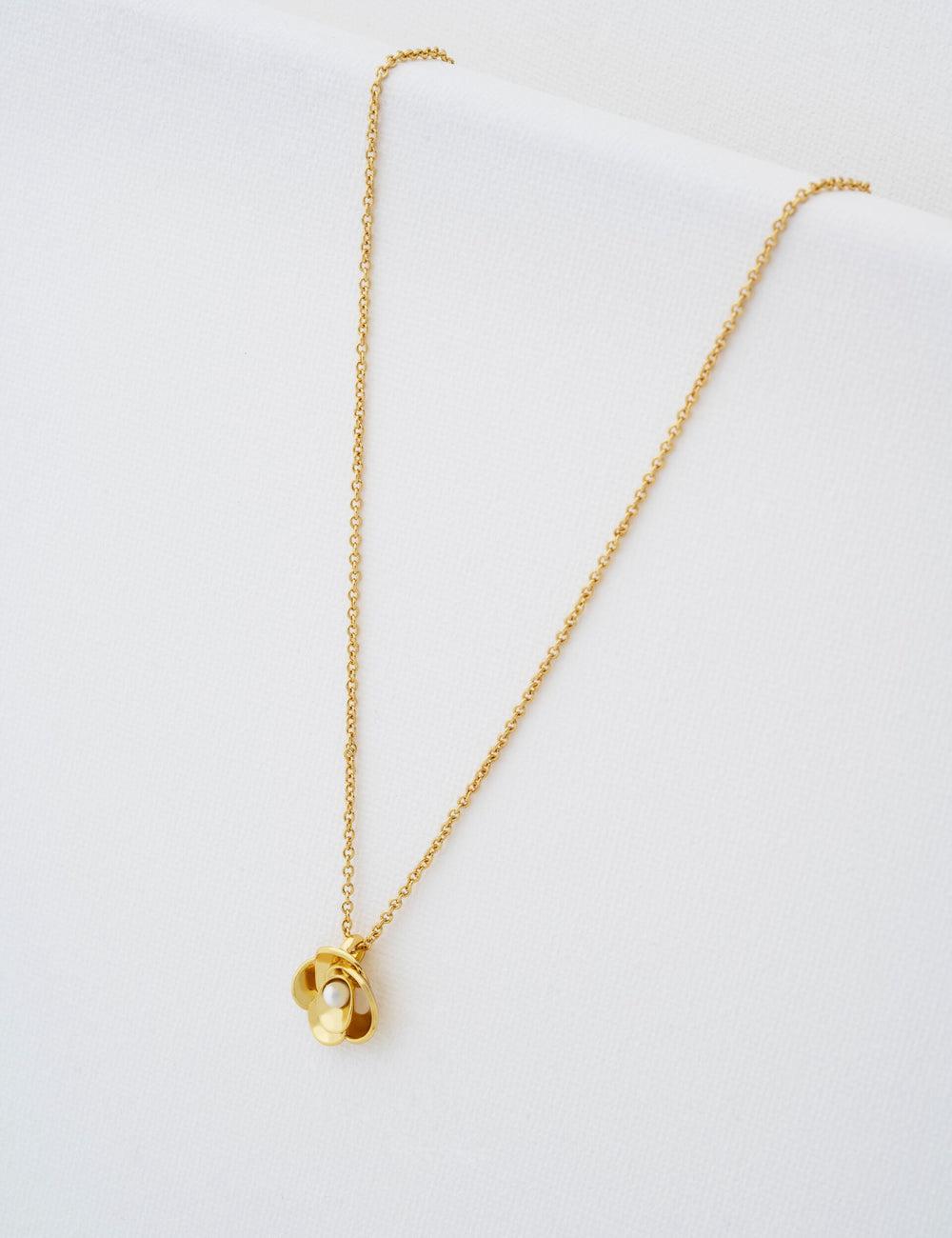 Gold Ted Baker FLORA - Pearl Detail Flower Pendant Women Necklaces | Ireland  4352-DLCTF